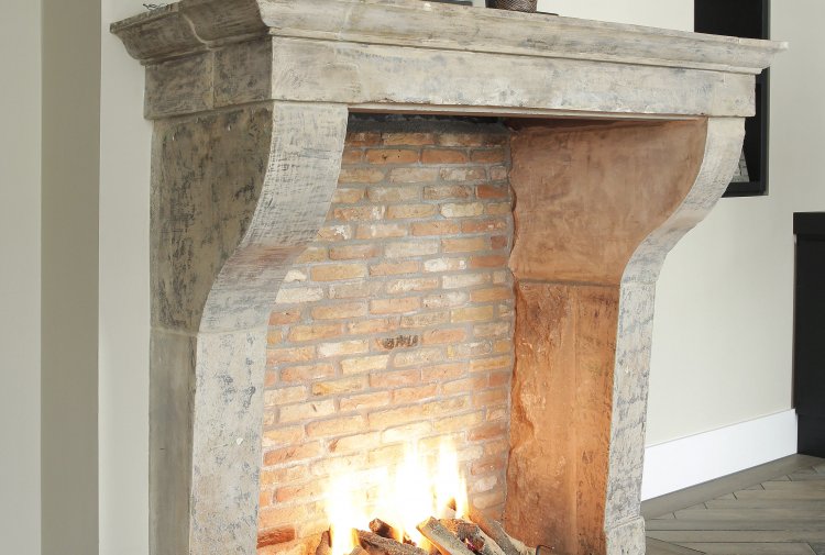 antique fireplace Campagnarde style