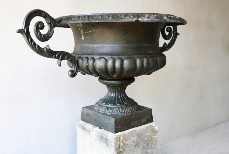 Vase and pedestal