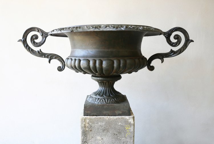 Vase and pedestal