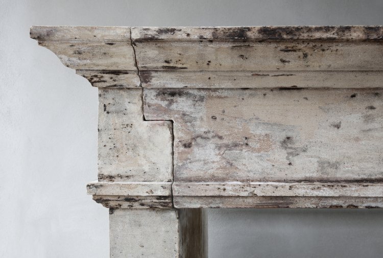 Campagnarde style mantel 