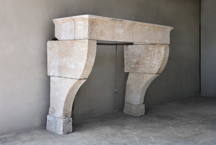 Campagnarde style mantle